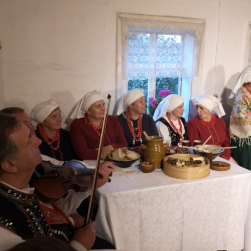 Cztery pory roku u Lachów Szczyrzyckich - film dokumentalny o tradycjach i zwyczajach w regionie